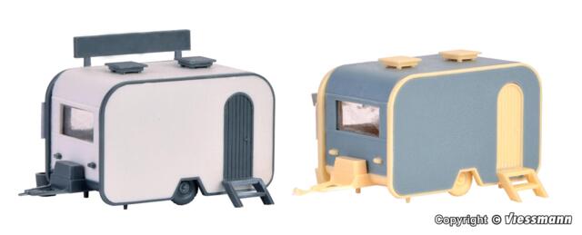 2 campingvogne med fortelte. L 7 x B 6 x H 3 cm.. Vollmer45145.