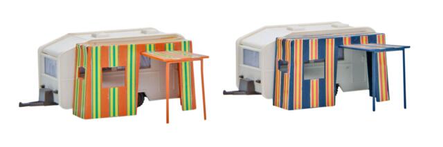 2 campingvogne med fortelte. L 7 x B 6 x H 3 cm.. Vollmer45145.