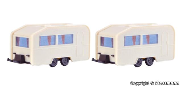 2 campingvogne. L 7 x B 2,5 x H 3 cm. Vollmer 45147.