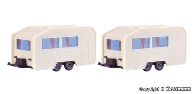 2 campingvogne. L 7 x B 2,5 x H 3 cm. Vollmer 45147.
