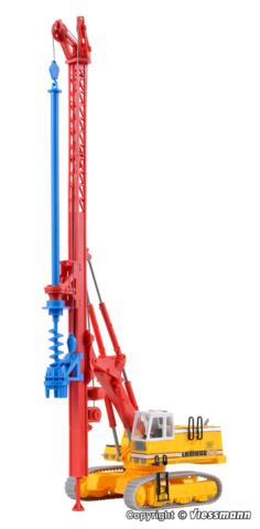 Gravemaskine monteret med jordbor til pilotering. Viessmann 11279.