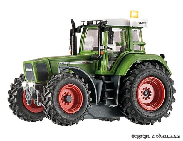Fendt traktor med frontlys og gult blink.