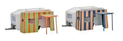 2 campingvogne med fortelte. L 7 x B 6 x H 3 cm.. Vollmer45145.